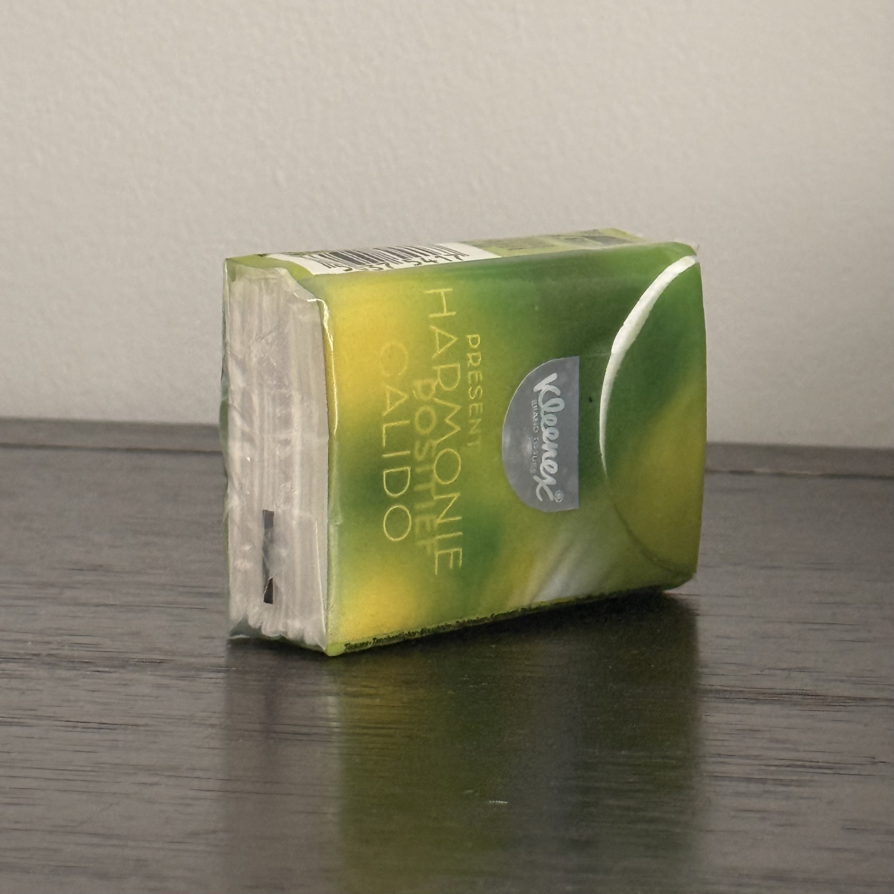 This is the portable toilet paper I took from another perspective. The reason I chose it is that I think it is not a regular rectangle.